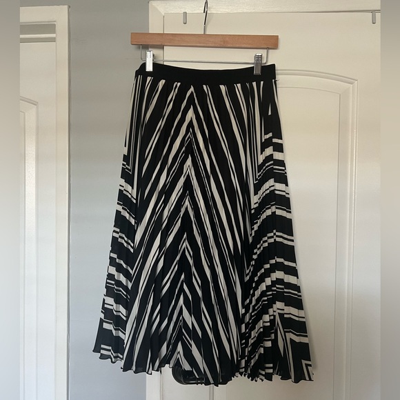 H&M Flowy Striped Elastic Waist Maxi Skirt - Picture 2 of 3